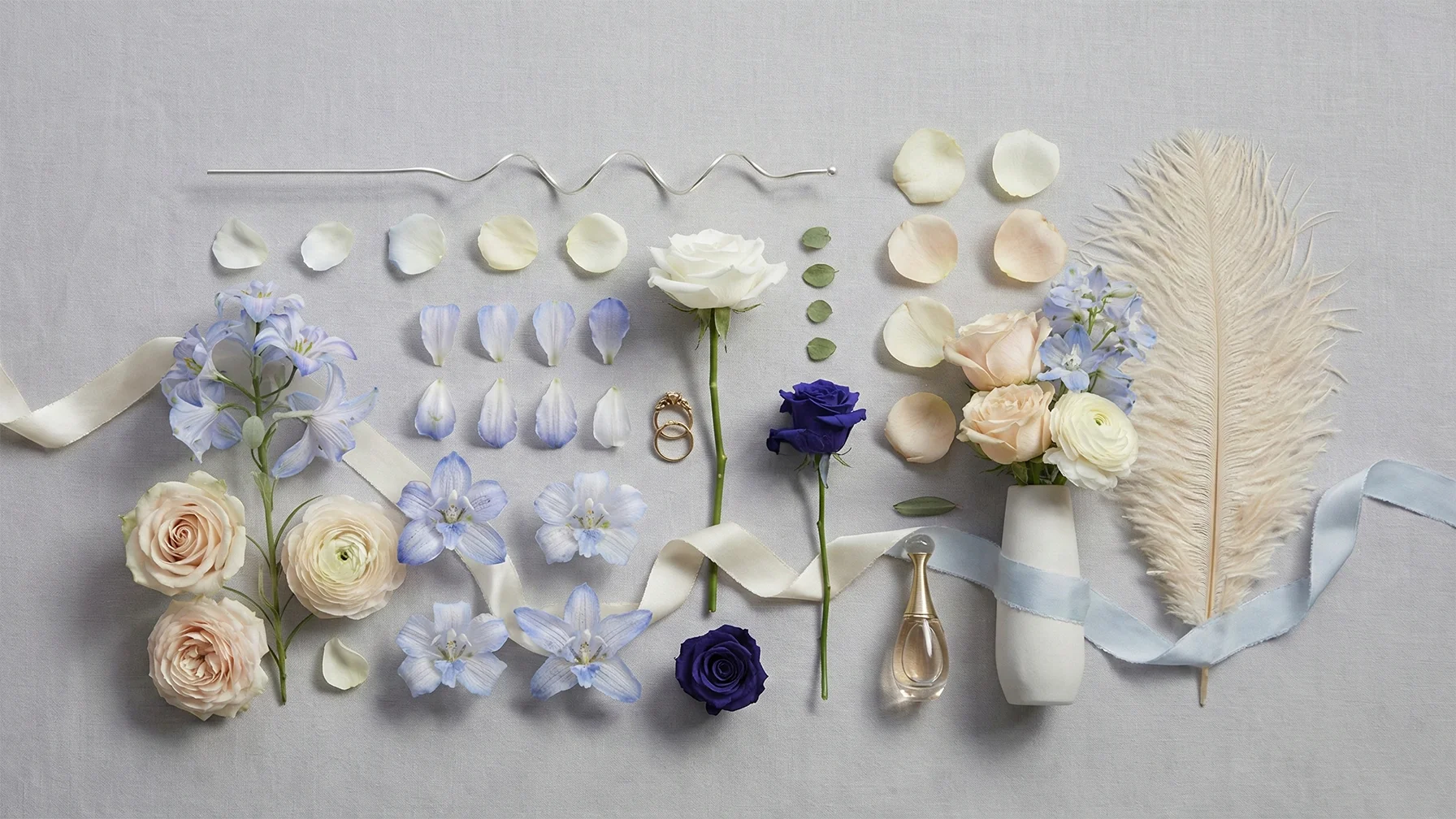 Para młoda przeglądająca szablony stron weselnych na laptopie